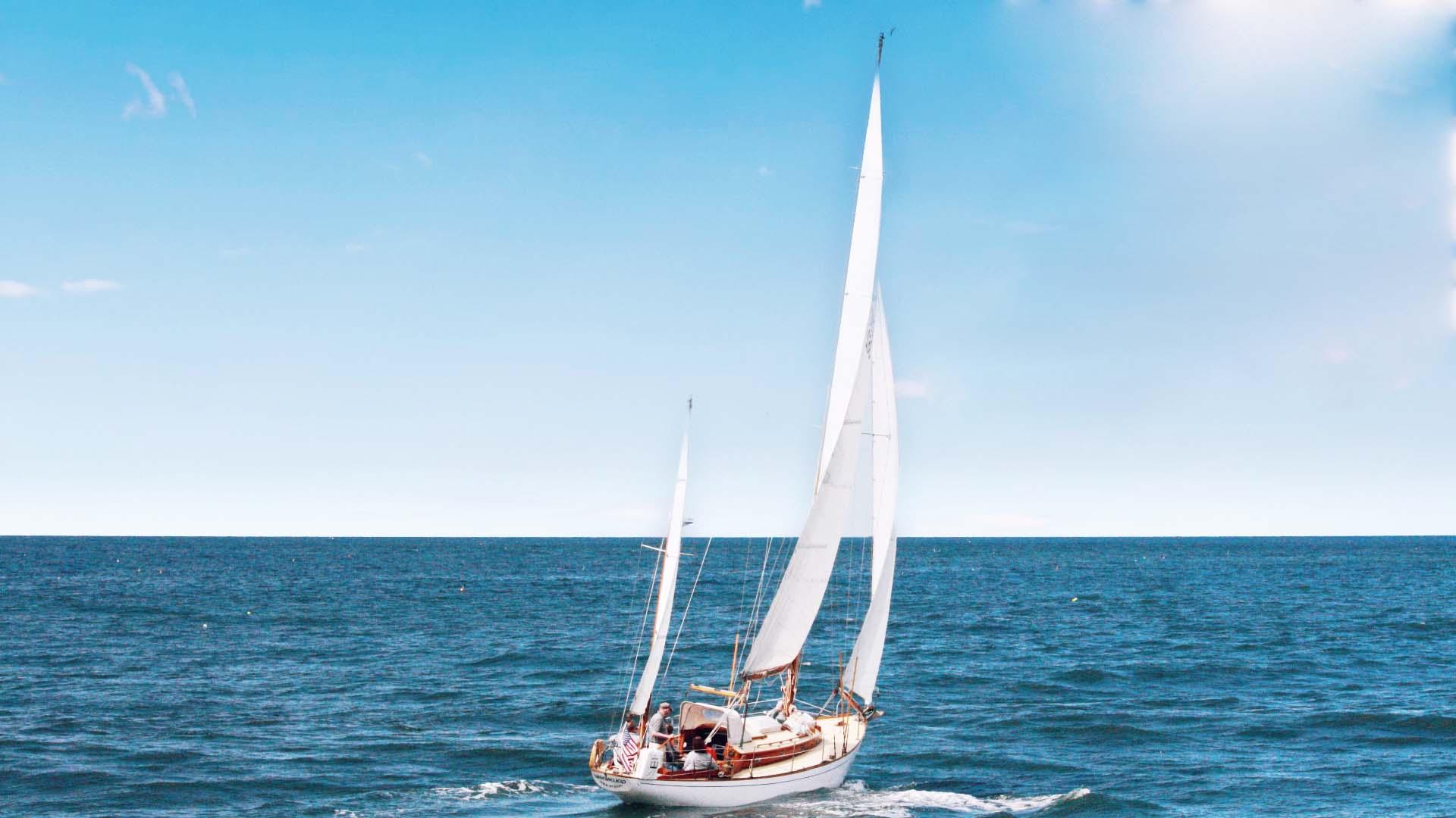 Segelboot auf offener See bei klarem Himmel, maritimes Meer und Küstenstimmung
