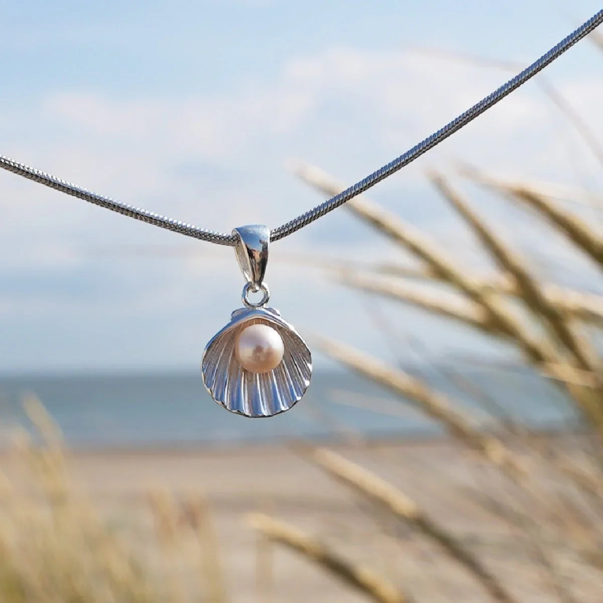 Silberne Muschel-Kette mit Perle Anhänger, maritimer Schmuck am Strand