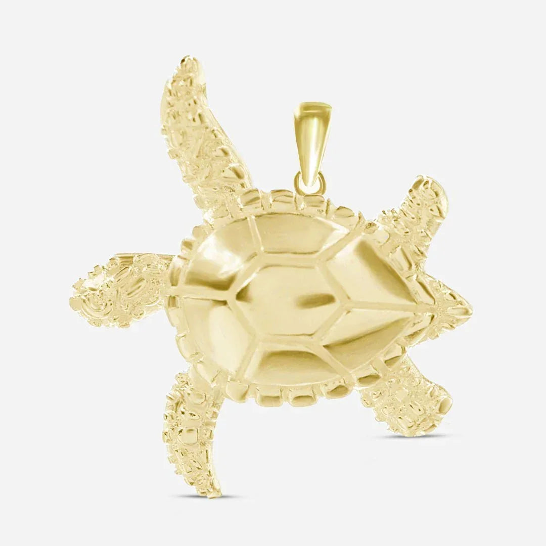 Goldener Schildkröten-Anhänger maritimer Schmuck Meeresmotiv auf weißem Hintergrund