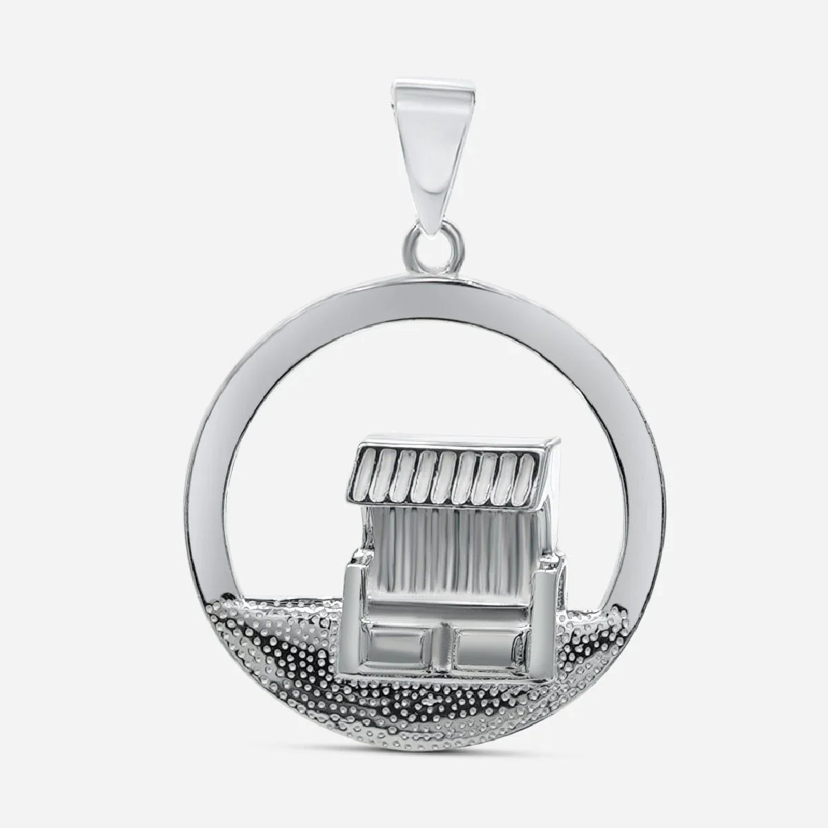 Silberner Anhänger in runder Form mit Strandkorb-Motiv auf sandähnlicher Textur