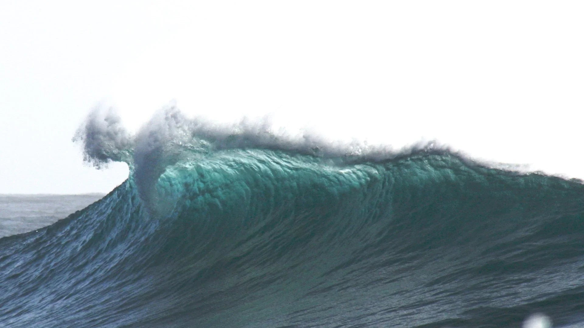 Große Meereswelle mit Gischt, maritimes Meer und Wasser, Küste Naturmotiv