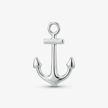 Silberner Anker Anhänger maritimer Schmuck, glänzend, auf weißem Hintergrund