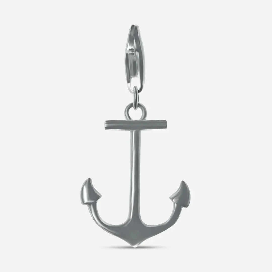 Silberner Anker-Anhänger maritimes Schmuckdesign für Armband vor weißem Hintergrund