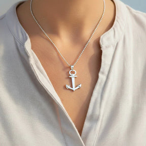 Silberne Ankerkette als maritimer Schmuckanhänger an Halskette getragen