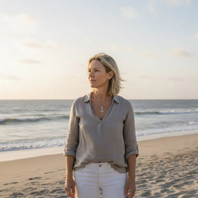 Frau mit silberner Ankerkette am Strand bei Sonnenuntergang, maritimer Schmuck-Look