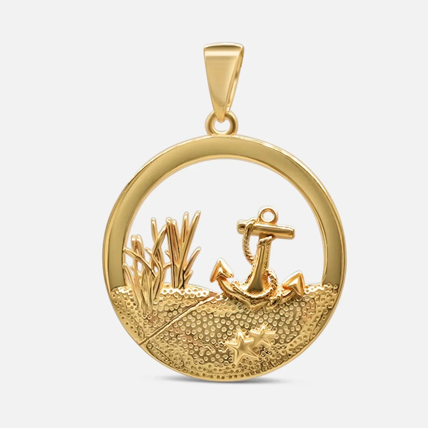 Runder goldener Anhänger mit Anker, Seesternen und maritimen Details auf sandigem Hintergrund.