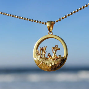 Goldene Halskette mit rundem Anhänger, Anker-Motiv, maritimer Schmuck am Strand