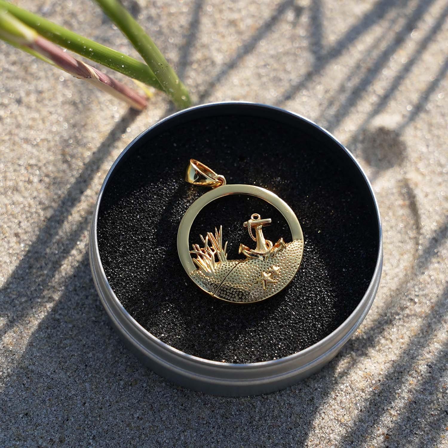 Goldener Anhänger mit Anker und Dünenmotiv im runden Design, maritimer Schmuck am Strand