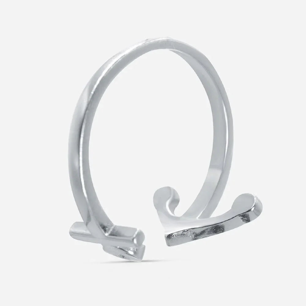 Silberner Anker-Ring, maritimer Schmuck, filigran, auf weißem Hintergrund