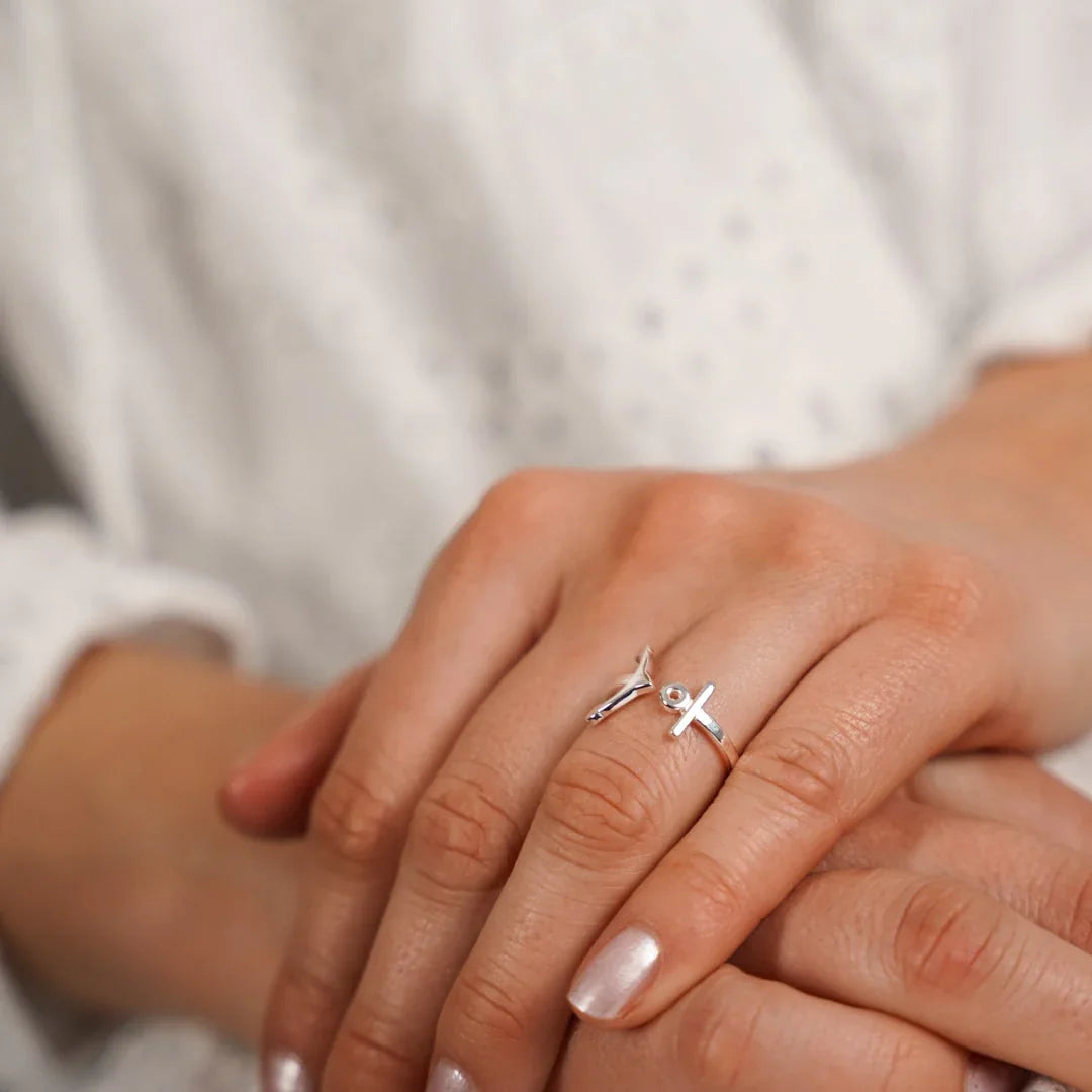 Damenhand mit offenem Silberring im Anker-Design, maritimer Schmuck, Nahaufnahme