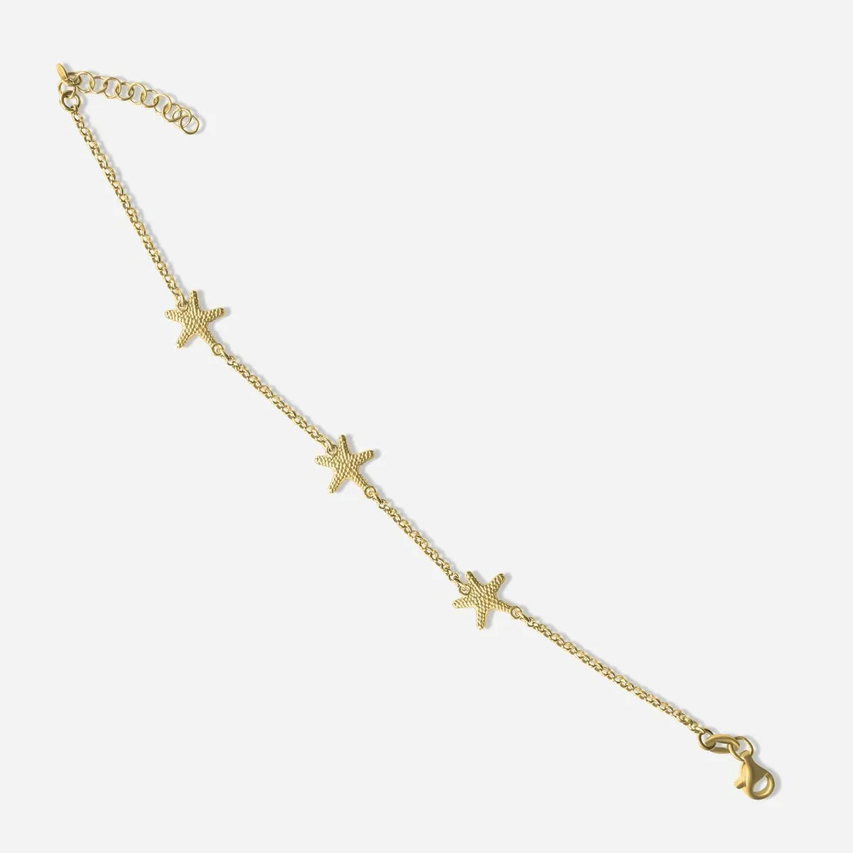 Goldenes Armband mit drei Seestern-Anhängern, maritimer Schmuck auf weißem Hintergrund