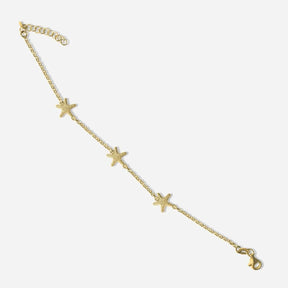 Goldenes Armband mit drei Seestern-Anhängern, maritimer Schmuck auf weißem Hintergrund