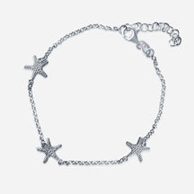 Silber Armband mit drei Seestern-Anhängern, maritimer Schmuck auf weißem Hintergrund