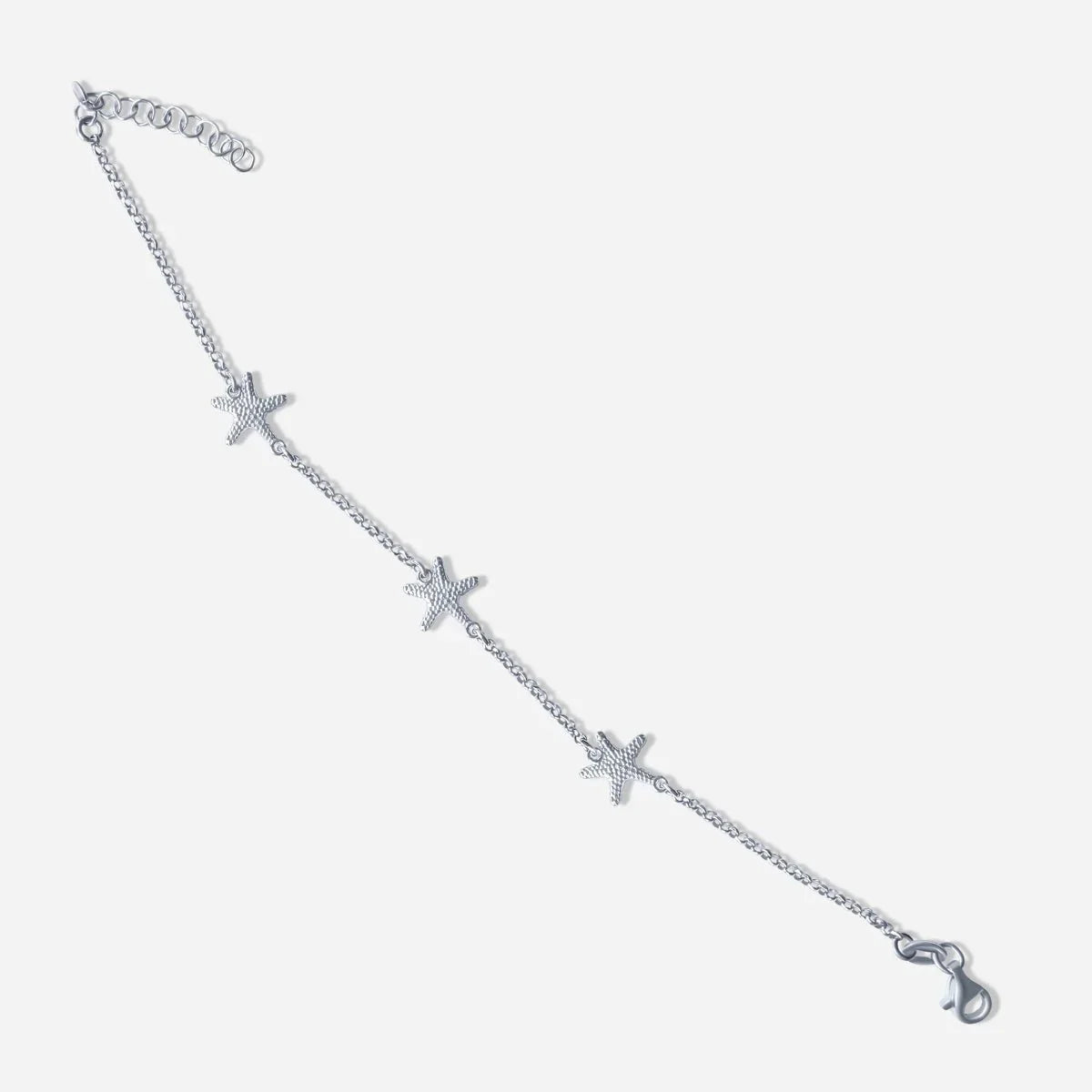Silberarmband mit drei Seestern-Anhängern, maritimer Schmuck auf weißem Hintergrund