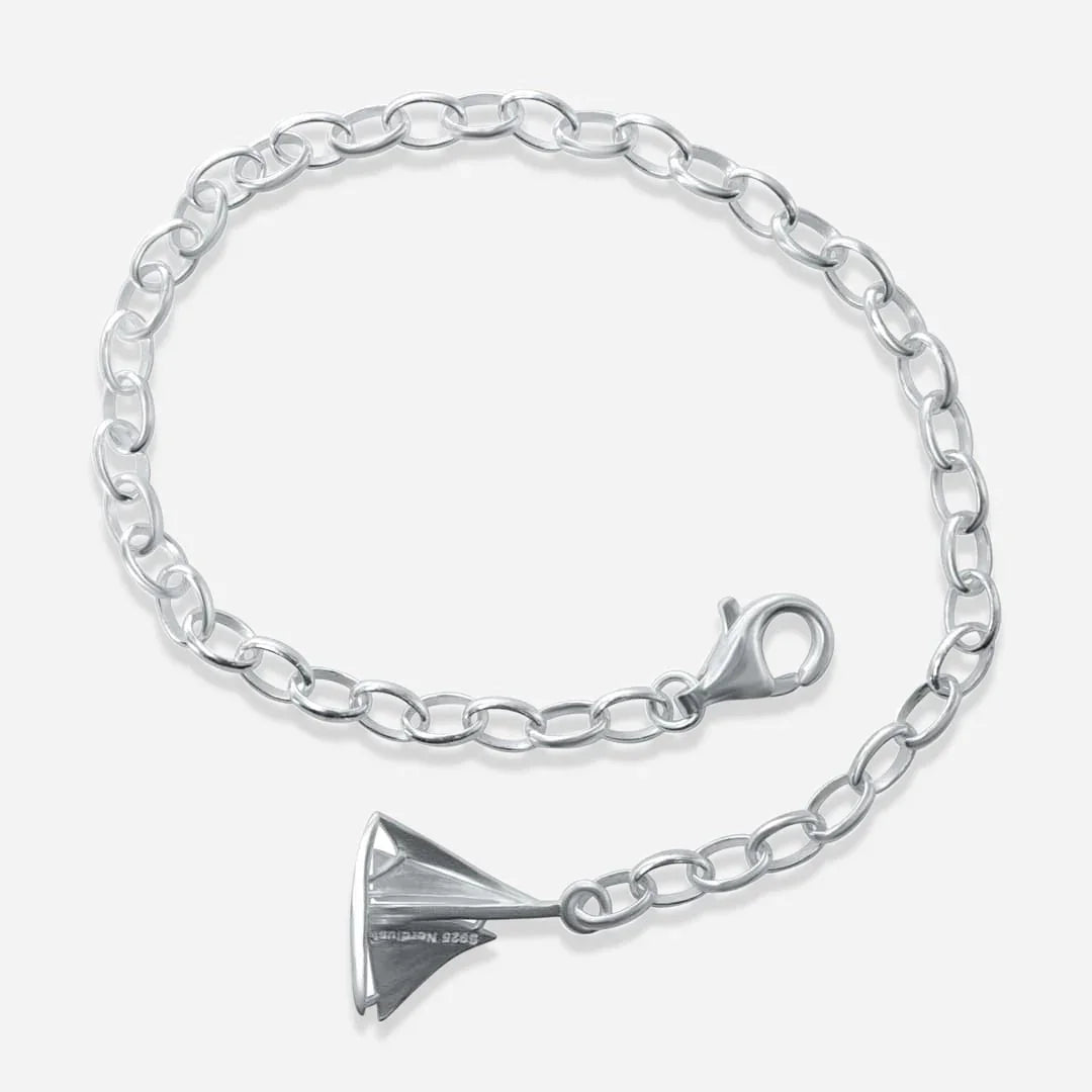 Silbernes Armband mit Ankerkettengliedern und Segelboot-Anhänger, maritimer Schmuck