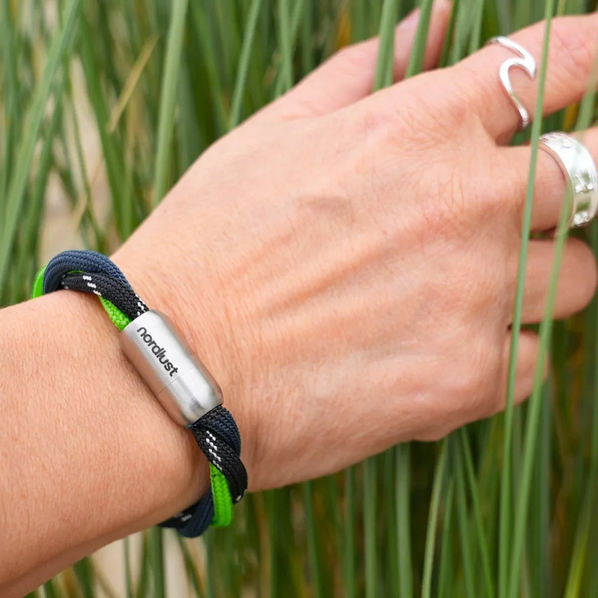 Geflochtenes Armband in Blau und Grün mit Gravur, getragen am Handgelenk, maritimer Schmuck