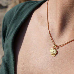 Goldene Kette mit Deichschaf Anhänger am Hals, maritimer Schmuck, Nahaufnahme