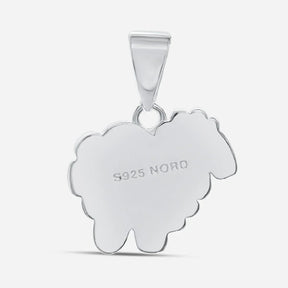 Silberner Deichschaf-Anhänger aus 925er Silber auf weißem Hintergrund, Gravur sichtbar