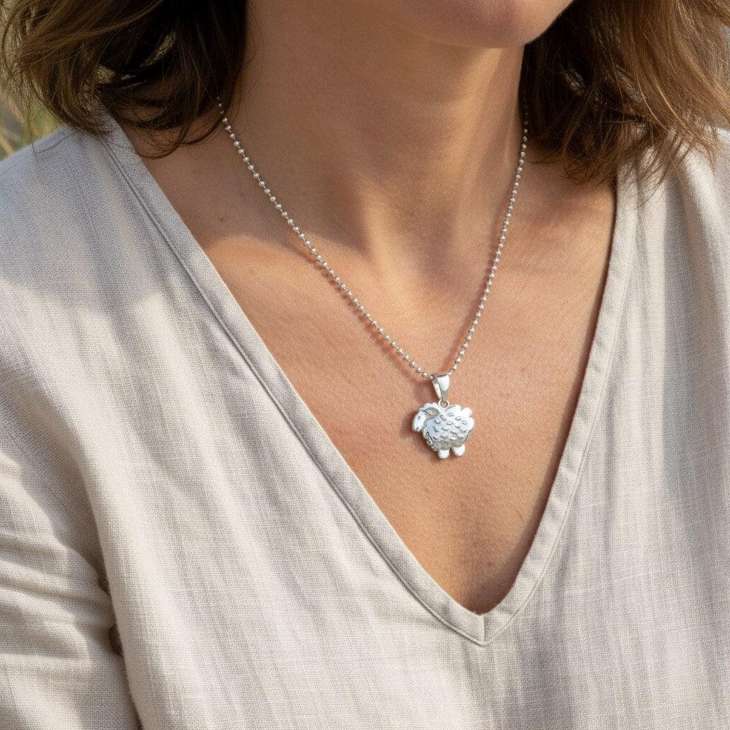 Damenkette mit silbernem Schaf-Anhänger, maritimer Schmuck am Hals, naturfarbenes Oberteil