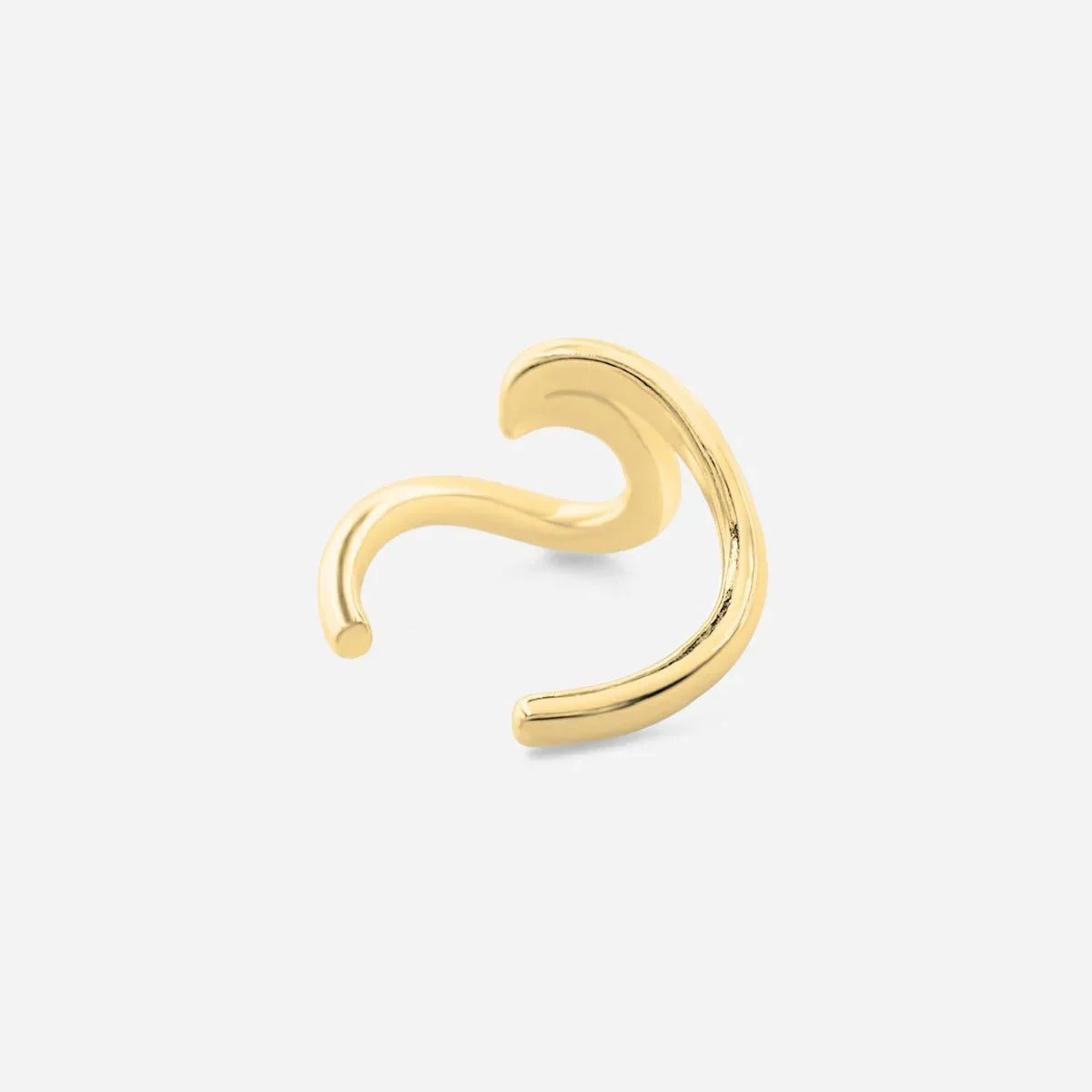 Goldener Ear Cuff in Wellenform, minimalistischer maritimer Ohrschmuck auf weißem Hintergrund