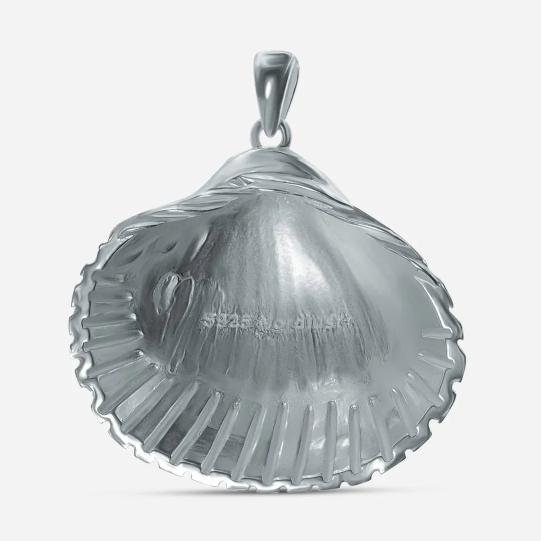 Anhänger aus Silber in Herzmuschel-Form, maritimer Schmuck auf weißem Hintergrund