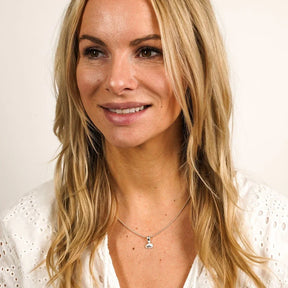 Frau mit silberner Halskette und Herzmuschel-Anhänger, maritimer Schmuck