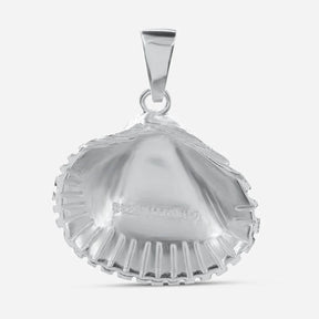 Herzmuschel Anhänger aus Silber, maritimer Schmuck, Muschelform auf weißem Hintergrund