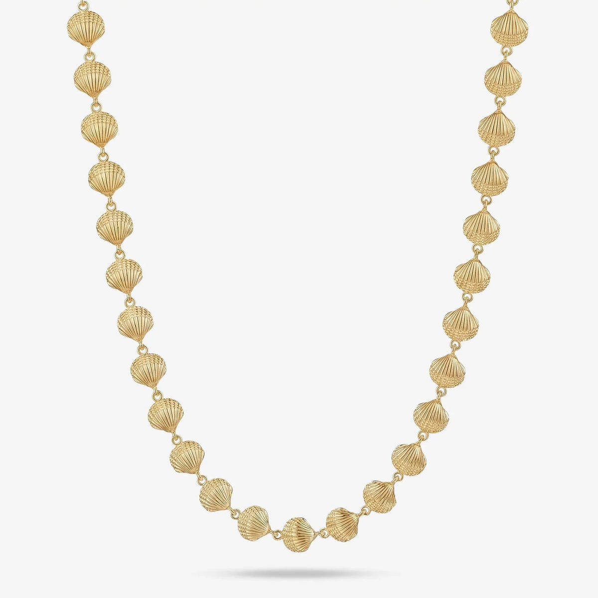 Goldene Muschelkette, maritimer Schmuck mit Muschelanhängern auf weißem Hintergrund