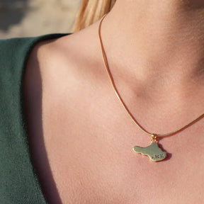 Goldene Insel Hooge Kette, maritimer Schmuckanhänger auf Hals, Nahaufnahme