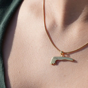 Goldene Insel Langeoog Kette als maritimer Schmuckanhänger auf Hals getragen