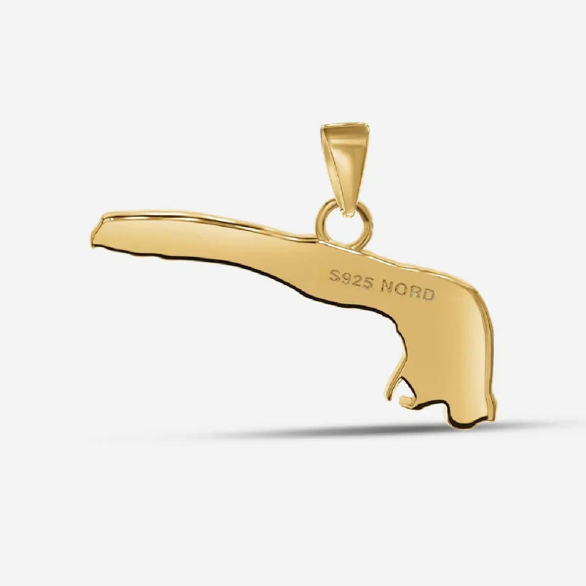 Goldener Anhänger in Form der Insel Langeoog, maritimer Schmuck auf weißem Hintergrund