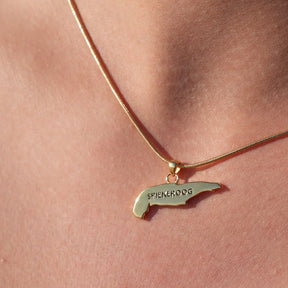 Goldene Halskette mit Spiekeroog Anhänger, maritimer Schmuck am Hals