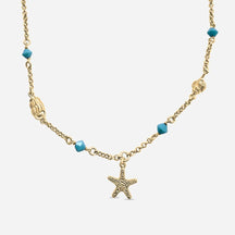 Goldene Halskette mit Seestern-Anhänger, blauen Perlen und maritimen Details auf weißem Hintergrund.