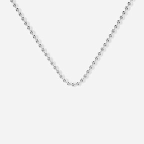 Silberne Kugelkette auf weißem Hintergrund, minimalistisch, maritimer Schmuck