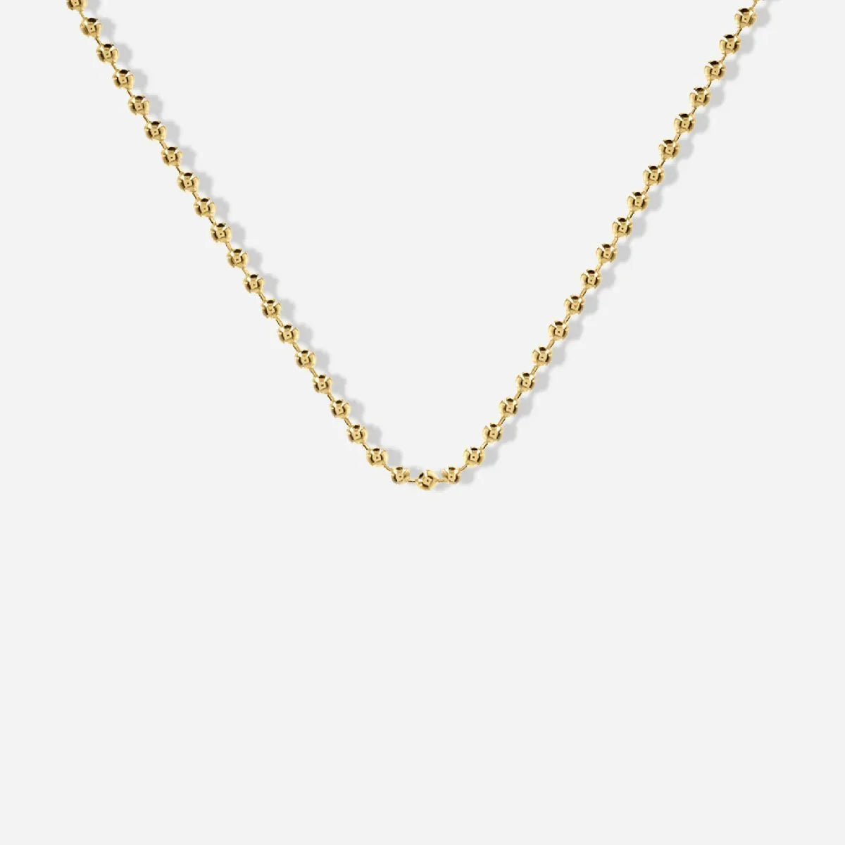 Feine goldene Halskette mit Kugelgliederkette auf weißem Hintergrund