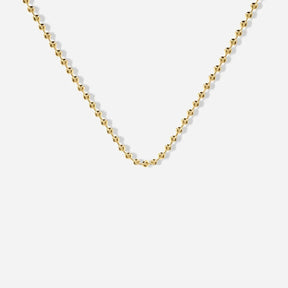 Feine goldene Halskette mit Kugelgliederkette auf weißem Hintergrund