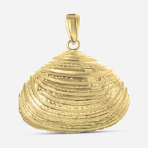 Goldener Anhänger in Form einer Klaffmuschel, maritimer Schmuck auf hellem Hintergrund