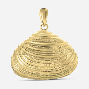 Goldener Anhänger in Form einer Klaffmuschel, maritimer Schmuck auf hellem Hintergrund