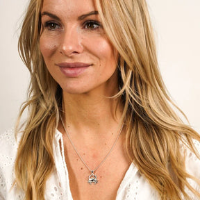 Frau trägt maritimen Silber-Kettenanhänger in Krebsform, Meerschmuck, Nahaufnahme.