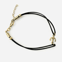 Schwarzes Lederarmband mit goldfarbenem Küstenanker-Anhänger und maritimen Details