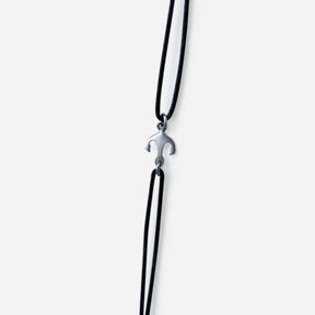 Schwarzes Lederarmband mit silbernem Anker als maritimer Schmuck auf weißem Hintergrund