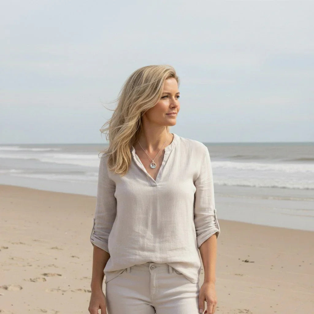 Frau am Strand mit silberner Leuchtturm-Kette, maritimer Schmuck, Küstenstil