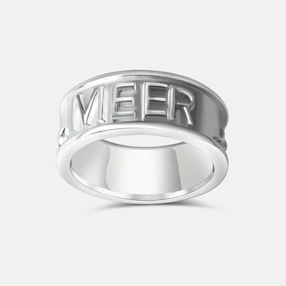 Silberner Ring mit dem Schriftzug MEER, maritimer Schmuck auf weißem Hintergrund