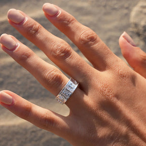 Silberring mit Gravur MEER am Finger, maritimer Schmuck am Strand