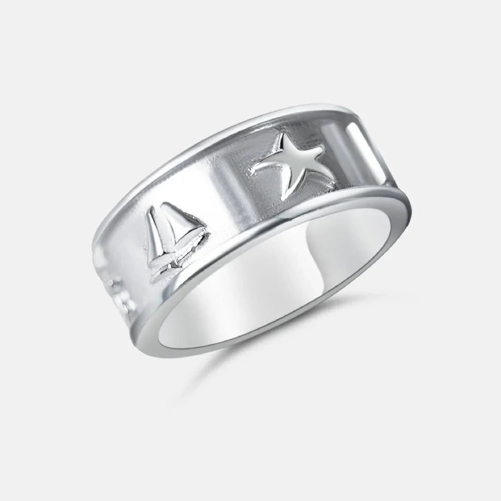 Silberner maritimer Ring mit Stern und Segelboot Gravur auf weißem Hintergrund