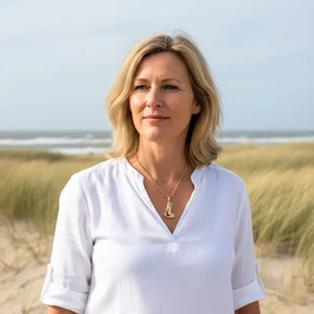 Frau mit 18k vergoldeter Meerjungfrau-Kette am Strand, maritimer Schmuck