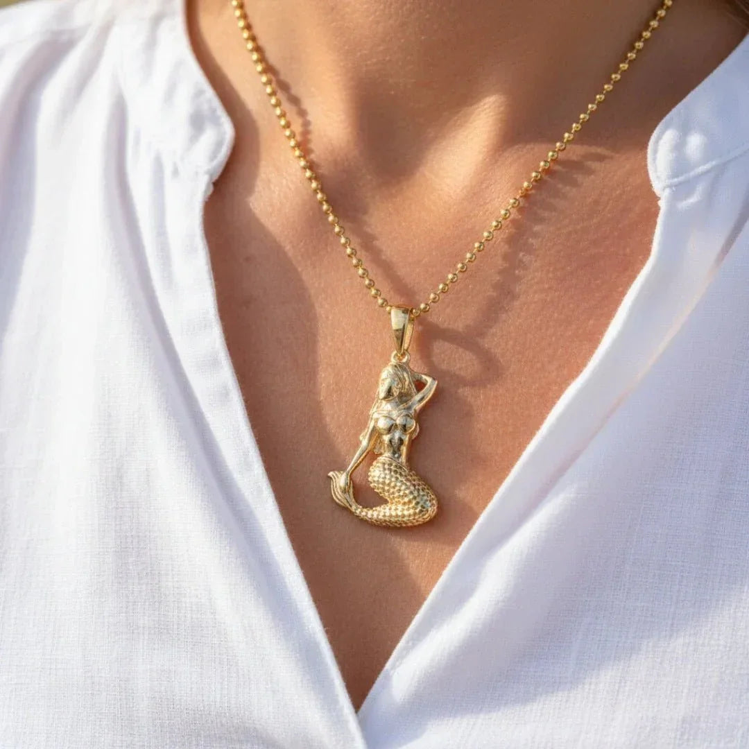 Goldene Meerjungfrau Kette 18k vergoldet, maritimer Schmuck, getragen auf weißer Bluse