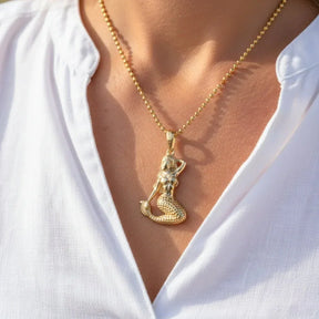 Goldene Meerjungfrau Kette 18k vergoldet, maritimer Schmuck, getragen auf weißer Bluse