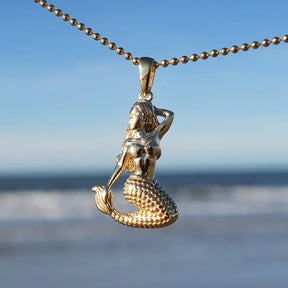 18k vergoldeter Meerjungfrau-Anhänger an Kette am Strand, maritimer Schmuck