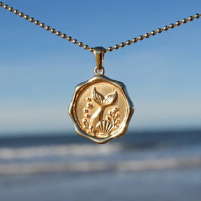 Runder, 18k vergoldeter Anhänger mit Meerjungfrau-Flosse und maritiven Motiven am Strand